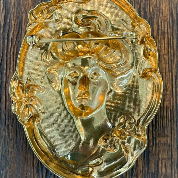 Bright Goldtone Victorian piece - Picture 2 of 2